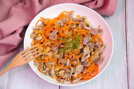 Салат из куриных желудков и корейской моркови