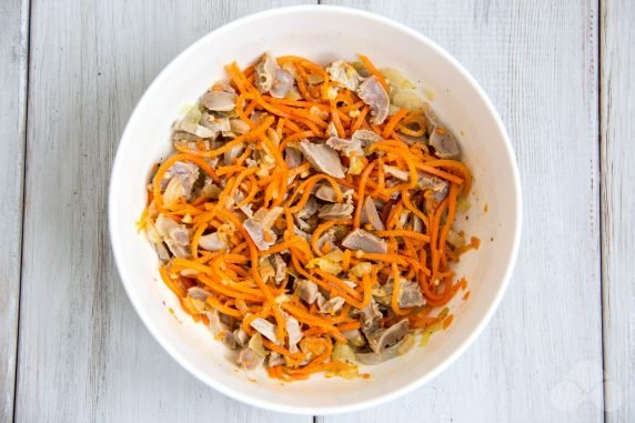 Салат из куриных желудков и корейской моркови – фото приготовления рецепта, шаг 5