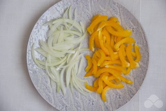 Сытный салат из нута, корейской моркови и перца – фото приготовления рецепта, шаг 1