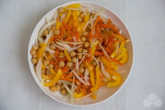 Сытный салат из нута, корейской моркови и перца – фото приготовления рецепта, шаг 3