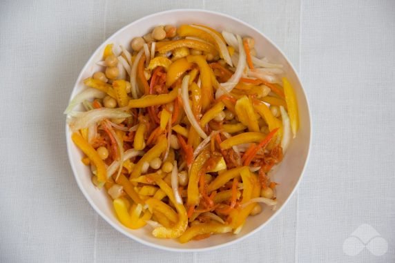 Сытный салат из нута, корейской моркови и перца – фото приготовления рецепта, шаг 4