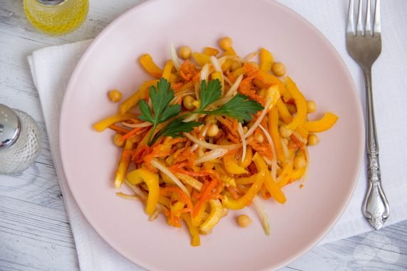 Сытный салат из нута, корейской моркови и перца – фото приготовления рецепта, шаг 5