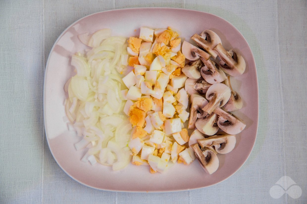 Пикантный салатик с корейской морковью и жареными шампиньонами