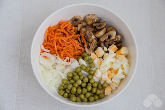 Салат с жареными грибами, яйцами и корейской морковью – фото приготовления рецепта, шаг 4