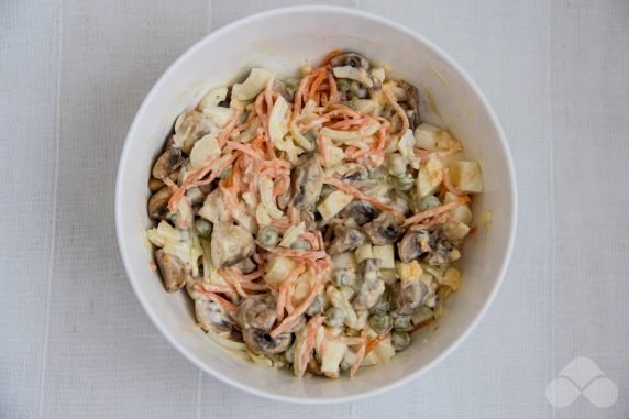Салат с жареными грибами, яйцами и корейской морковью – фото приготовления рецепта, шаг 5