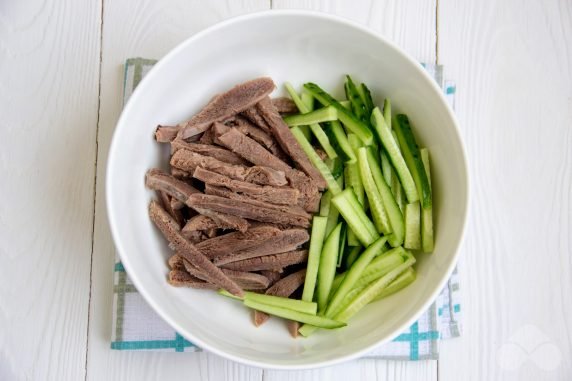 Салат из говяжьего языка, огурцов и корейской морковки – фото приготовления рецепта, шаг 1