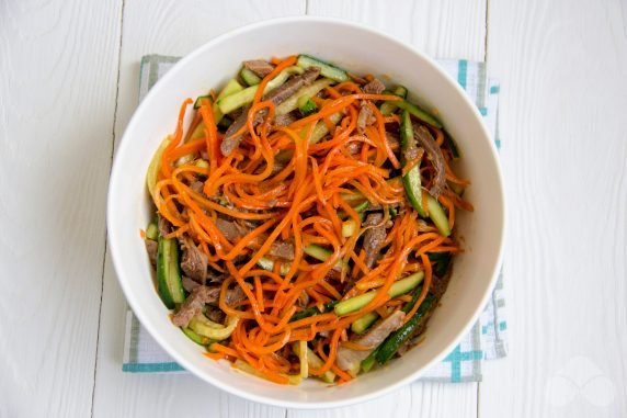 Салат из говяжьего языка, огурцов и корейской морковки – фото приготовления рецепта, шаг 3