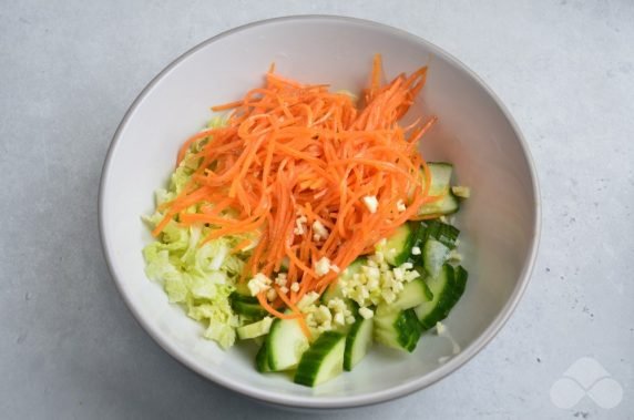 Салат из пекинской капусты, корейской моркови и огурцов – фото приготовления рецепта, шаг 2