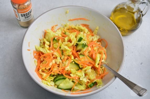 Салат из пекинской капусты, корейской моркови и огурцов – фото приготовления рецепта, шаг 3