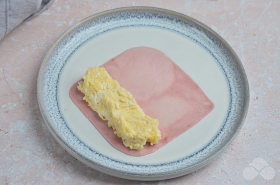 Рулетики из ветчины с яйцом и сыром – фото приготовления рецепта, шаг 4