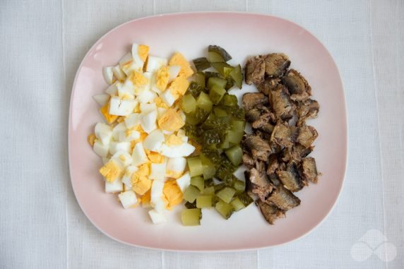Салат со шпротами, рисом и зеленым горошком – фото приготовления рецепта, шаг 1
