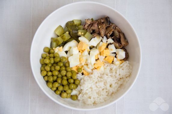 Салат со шпротами, рисом и зеленым горошком – фото приготовления рецепта, шаг 2