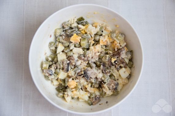 Салат со шпротами, рисом и зеленым горошком – фото приготовления рецепта, шаг 3