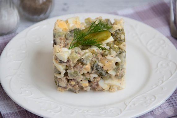 Салат со шпротами, рисом и зеленым горошком – фото приготовления рецепта, шаг 4