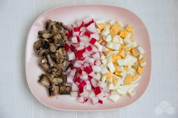Салат со шпротами и редисом – фото приготовления рецепта, шаг 1