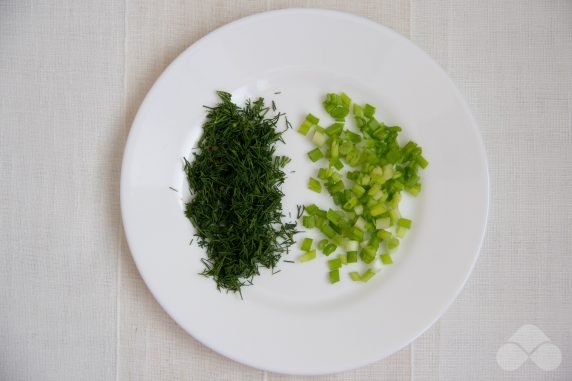 Салат со шпротами и редисом – фото приготовления рецепта, шаг 2