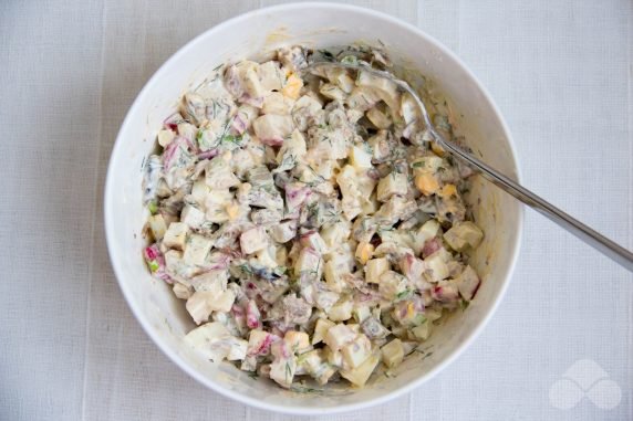 Салат со шпротами и редисом – фото приготовления рецепта, шаг 4