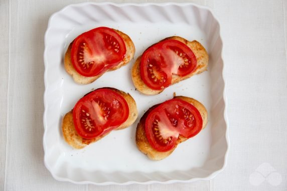 Горячие бутерброды с помидорами и шпротами – фото приготовления рецепта, шаг 2
