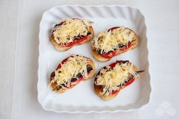 Горячие бутерброды с помидорами и шпротами – фото приготовления рецепта, шаг 3