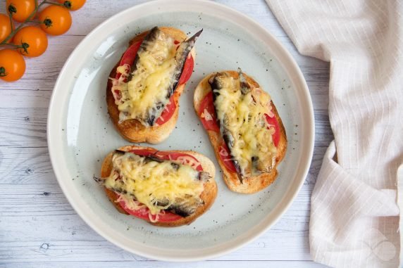 Горячие бутерброды с помидорами и шпротами – фото приготовления рецепта, шаг 4
