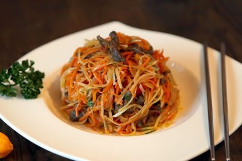 Салат из лапши, жареных грибов и корейской моркови
