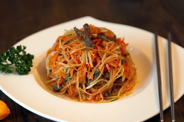 Салат с жареными грибами и корейской морковью 🥗