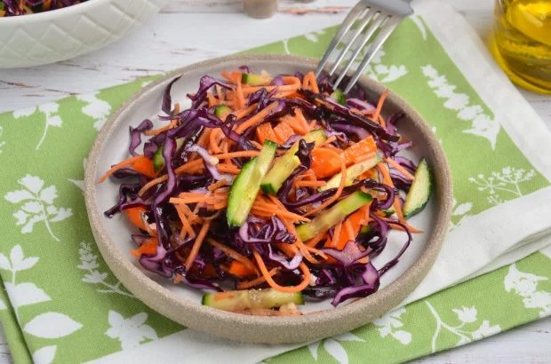 Вкусный салат из красной капусты — 8+ лучших рецептов с фото