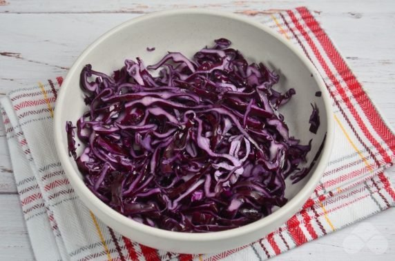 Салат из краснокочанной капусты, корейской моркови и свежих овощей – фото приготовления рецепта, шаг 1