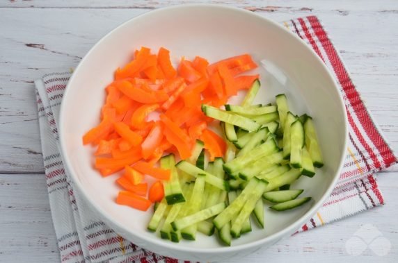 Салат из краснокочанной капусты, корейской моркови и свежих овощей – фото приготовления рецепта, шаг 2