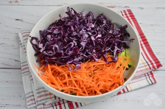 Салат из краснокочанной капусты, корейской моркови и свежих овощей – фото приготовления рецепта, шаг 3
