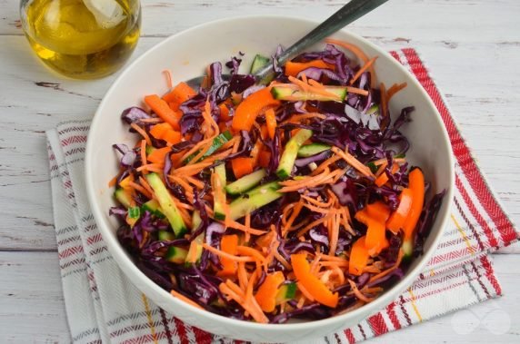 Салат из краснокочанной капусты, корейской моркови и свежих овощей – фото приготовления рецепта, шаг 5
