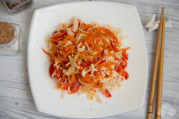 Салат из копченой курицы с корейской морковью и перцем