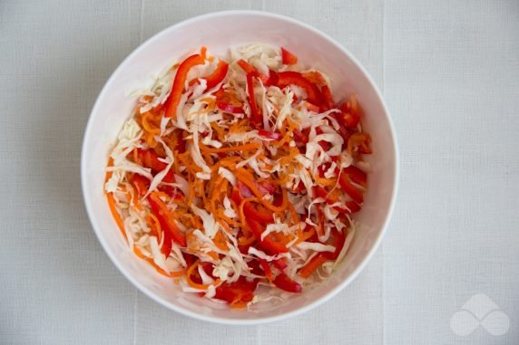 Салат из капусты, болгарского перца и корейской моркови – фото приготовления рецепта, шаг 4