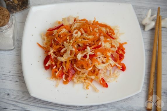 Салат из капусты, болгарского перца и корейской моркови – фото приготовления рецепта, шаг 5