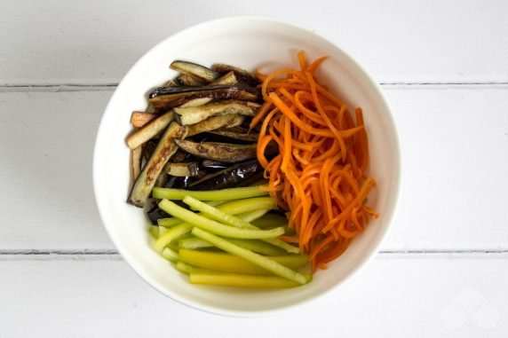 Салат из жареных баклажанов и корейской морковки – фото приготовления рецепта, шаг 6