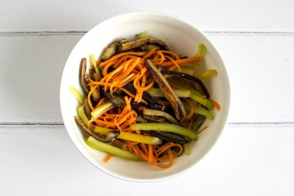 Салат из жареных баклажанов и корейской морковки – фото приготовления рецепта, шаг 7