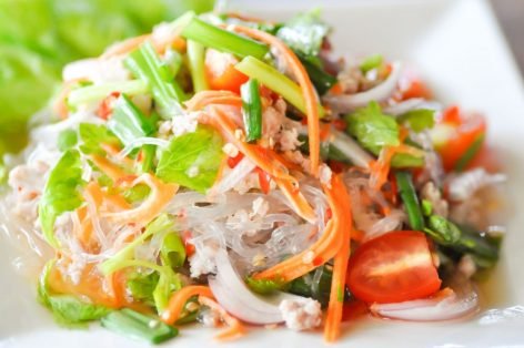 Тайский салат из фунчозы, рыбных консервов и овощей