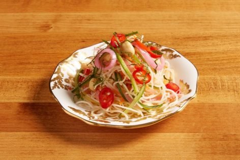 Салат из фунчозы, красного перца и маринованного лука