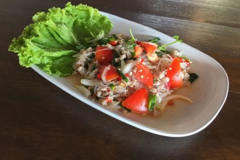 Тайский салат из фунчозы, свиного фарша и овощей