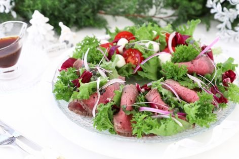 Праздничный салат с говядиной и моцареллой