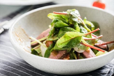 Салат со шпинатом, говядиной и редисом