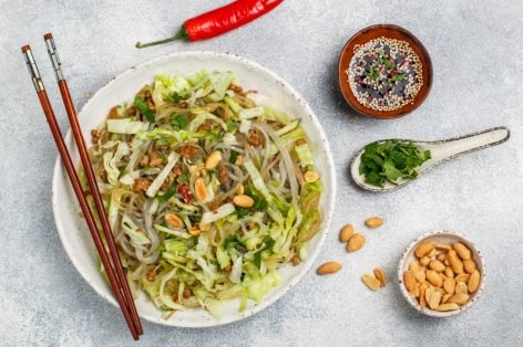 Острый салат с фунчозой, пекинской капустой и орехами