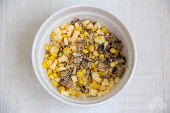 Салат с сыром, шпротами и кукурузой – фото приготовления рецепта, шаг 2