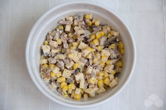Салат с сыром, шпротами и кукурузой – фото приготовления рецепта, шаг 3