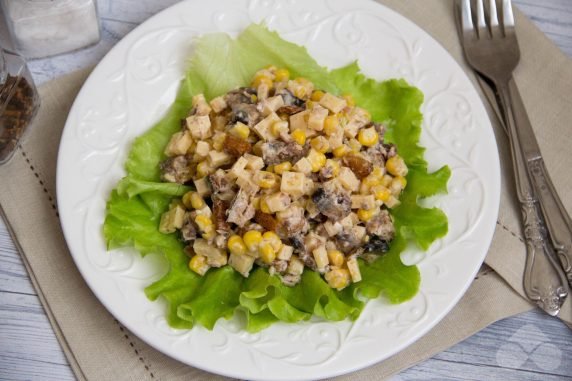 Салат с сыром, шпротами и кукурузой – фото приготовления рецепта, шаг 4