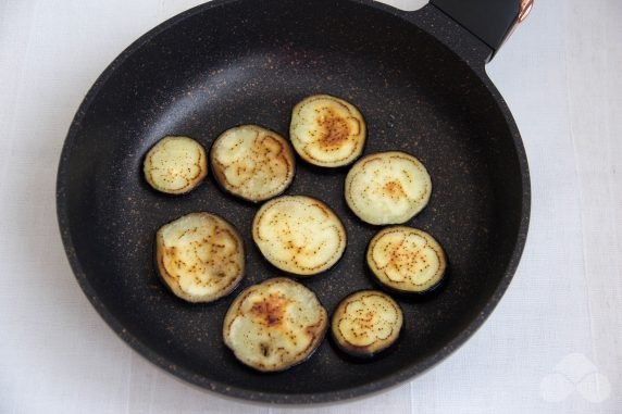 Салат с баклажанами, яйцами и шпротами – фото приготовления рецепта, шаг 2