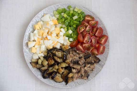 Салат с баклажанами, яйцами и шпротами – фото приготовления рецепта, шаг 3