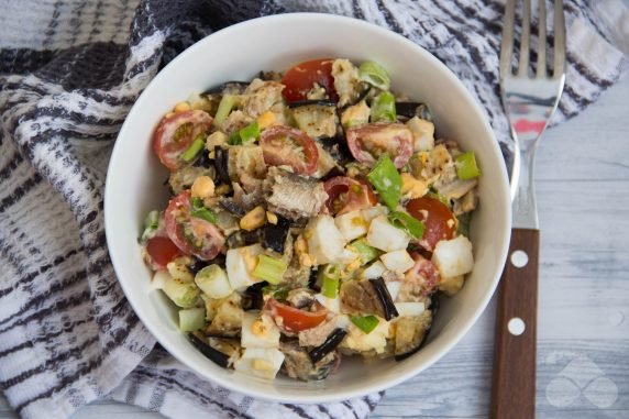 Салат с баклажанами, яйцами и шпротами – фото приготовления рецепта, шаг 4