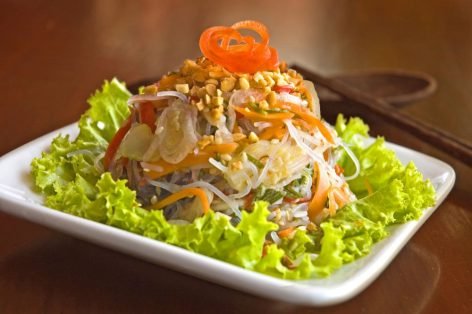 Вьетнамский салат из фунчозы и овощей