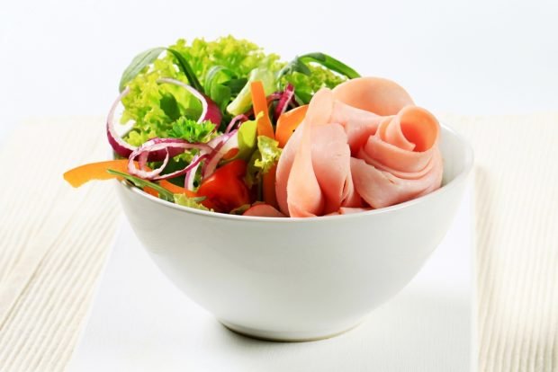 Простой салат с ветчиной и свежими овощами